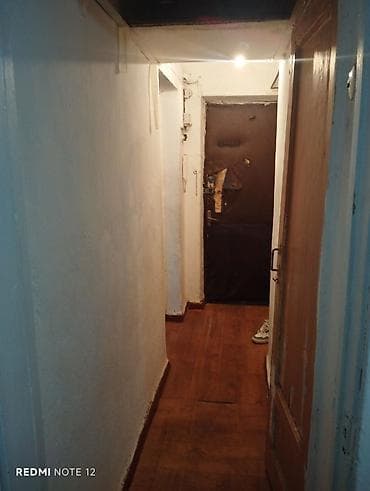 Недвижимость: Сдаётся 2комнатная КВ - Площадь: вытянутое помещение с двумя окнами — 6