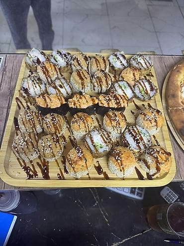 кухния: Вакансия открыта для поваров 1) знать Суши бар 2) наблюдать чистоту — 3