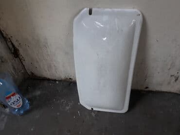 продаю бу унитаз: Крышка от бачка унитаза целая, без сколов. 22 х 42 см — 2