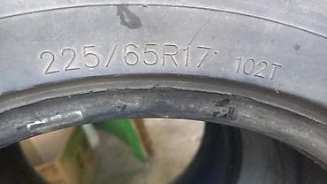 Шины: Пара автомобильных шин разного типа и рисунка протектора: - Левая — 2