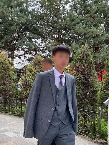 гавайские рубашки: Классический мужской костюм-тройка в сером оттенке с ненавязчивой — 1