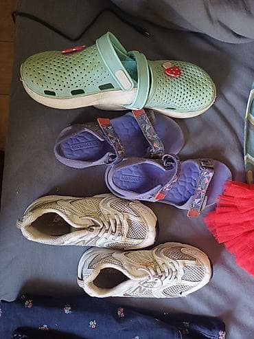 бесплатна: Отдаю вещи в хорошем состоянии для девочки 6-7 лет, платья, брюки — 7