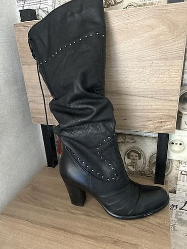 Женские сапоги из чёрной кожи на устойчивом каблуке. Натуральная кожа