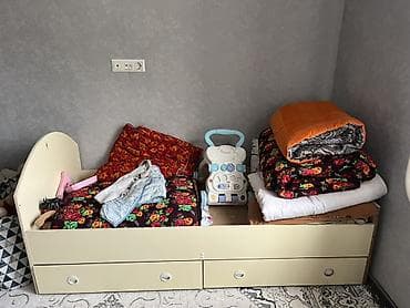 90: Детская односпальная кровать, Б/у, Для девочки, Для мальчика, С бортиком, МДФ — 2