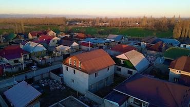 Продаётся просторный двухэтажный дом с мансардой в частном секторе. -