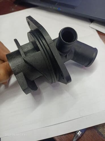 berlingo: Фланец системы охлаждения (тройник, задняя часть помпы) Пежо/Ситроен # — 1