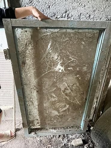 Деревянные двери/ставни винтажного типа, окрашенные в светло‑голубой — 6