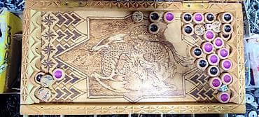 gestalt excalibur: Резная деревянная нардовая доска с комплектом фишек и кубиков. - — 1