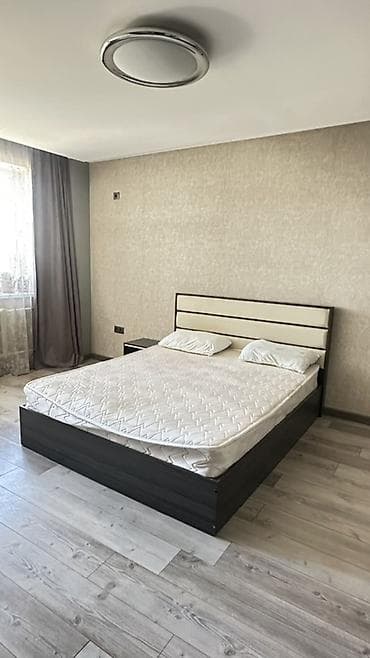 Двуспальная кровать, Б/у, С матрасом, длина - 200 см