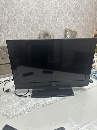 Телевизор Samsung, диагональ около 24–26". Плоская панель, черный