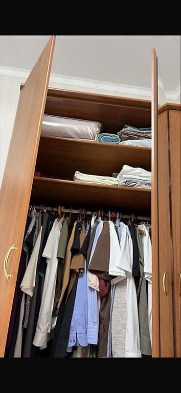 Трёхдверный шкаф-купе с зеркалом по центру. - Материал: ЛДСП под — 2