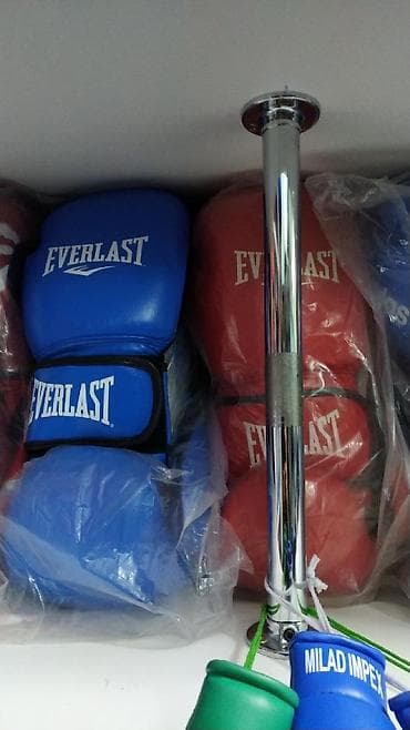 Боксерские профессиональные перчатки EVERLAST 100% кожа в спортивном
