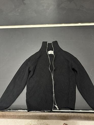 Свитера: Черный вязаный кардиган на молнии Maison Margiela
Размер m — 2