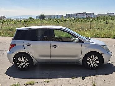 Toyota Ist: 2004 г., 1.3 л, Автомат, Бензин, Седан