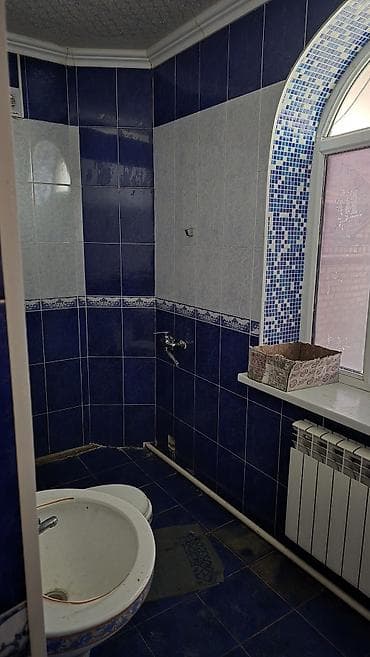 утепление дома: Сдаётся двухэтажный кирпичный дом с двором и навесом. - Материал — 1