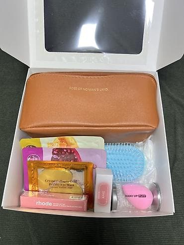 Бьюти-набор в подарочной коробке. Состав: - Косметичка на молнии с