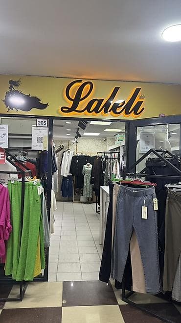 койнок пракат: Бутик женской одежды (право аренды) Площадь 20кв.м Вся мебель — 2