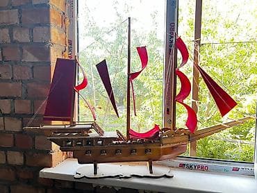 Искусство и коллекционирование: Деревянная модель парусного корабля с красными парусами на подставке — 2