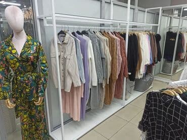 оборудование в бутик: Кронштейны Стеллажи Стойки Вешала Столы ресепшен Раскладочные — 29