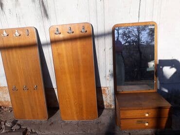 кованая вешалка напольная: Продаю настенную вешалку для верхней одежды. натуральное дерево,массив — 2