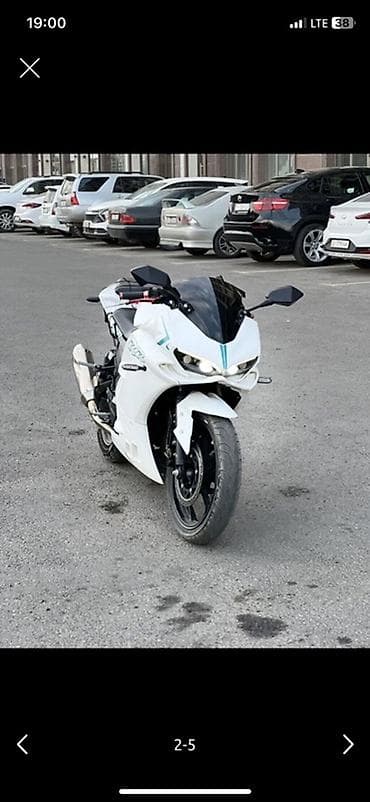 электрический мото: Спортивный мотоцикл в обвесе белого цвета с бирюзовыми акцентами и — 2