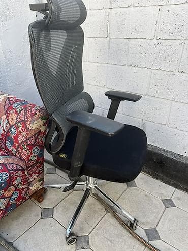 продаю офисное кресло: Офисное кресло, С колесиками, цвет - Черный — 2