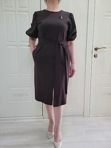 Платье-миди с поясом и разрезом спереди. - Цвет: шоколад/темный