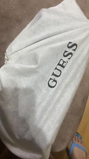 барсетка guess: Сумка Guess на цепочке. Оригинал куплен в Катаре в бутике. Пару раз — 2