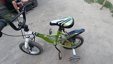 90: Детский велосипед Schwinn, зеленый с белыми и черными акцентами — 2