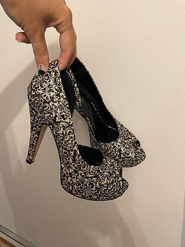 Босоножки, сандалии, шлепанцы: Продаю туфли. 38-39 размер. Видели свет всего один раз. Очень удобная — 1