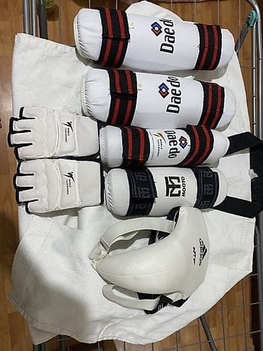 nike react: Комплект для тхэквондо WTF Состав: - Добок Daedo с черным воротом — 2