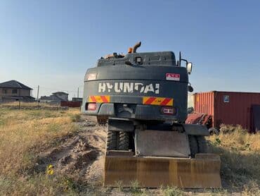 шины на эксковатор: Колесный экскаватор Hyundai, выполненный в характерной для бренда — 1