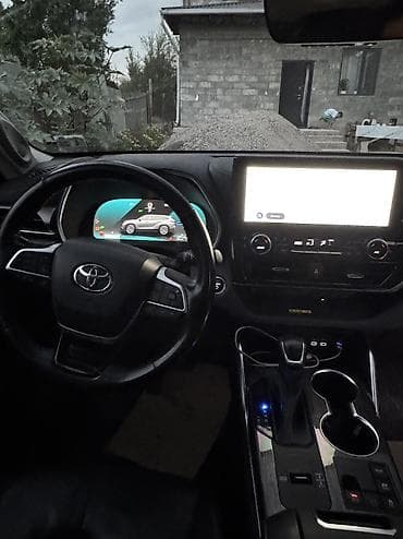 дисп: Салон автомобиля Toyota с современным и технологичным оформлением. На — 7