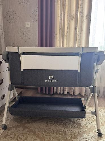 защитные бортики на взрослую кровать купить: Детская приставная кроватка, С колесиками, цвет - Серый — 1