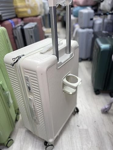 Чемоданы: Чемодан на 4 колёсах с телескопической ручкой и встроенным кодовым — 1