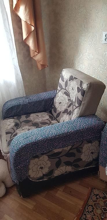 Продаю кресло . В нормальном состоянии не скрипит. просто материал