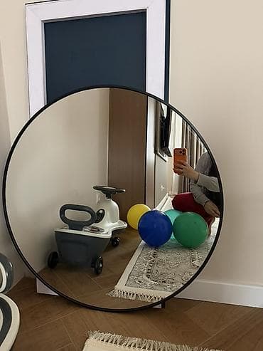 Круглое настенное/напольное зеркало в тонкой черной металлической