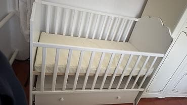 Детская кроватка(манеж) с матрасом, а также отдельно есть 12 подушек