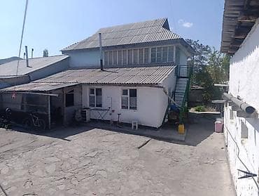 Продается жилой дом с большим закрытым двором. Основные