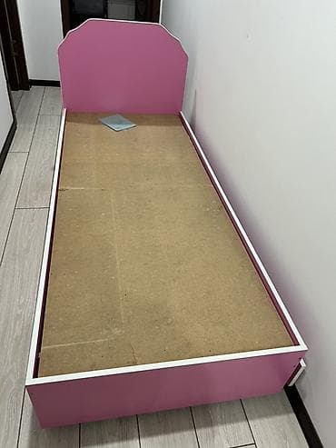 bunk bed: Односпальная детская кровать без матраса. - Размер спального места — 1