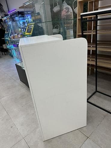 Стойка-ресепшн/кассовый прилавок для магазина - Материал: ЛДСП, белый