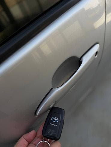голы 3 купе: Toyota Prius: 2016 г., 1.8 л, Вариатор, Гибрид, Лифтбек — 7