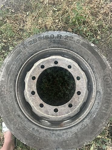 Грузовая шина с диском - Размер: 295/60 R22.5 - Посадочный диаметр