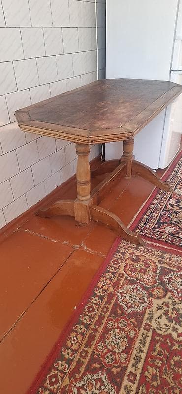 советский кухонный стол размеры: Деревянный обеденный стол и красный диван Стол: - Материал: массив — 3