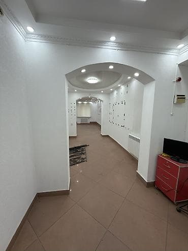 Коммерческая недвижимость: Коммерческое помещение с отдельным входом на первом этаже Сдается — 10