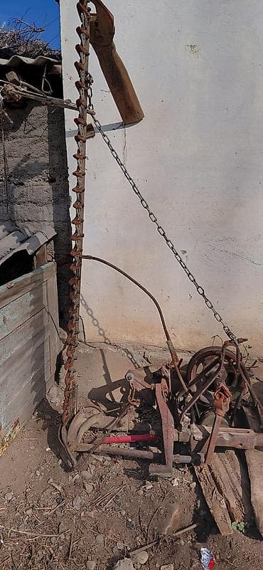 Тракторы Claas: Колёсный трактор с кабиной, красный Особенности и комплектация: - — 6