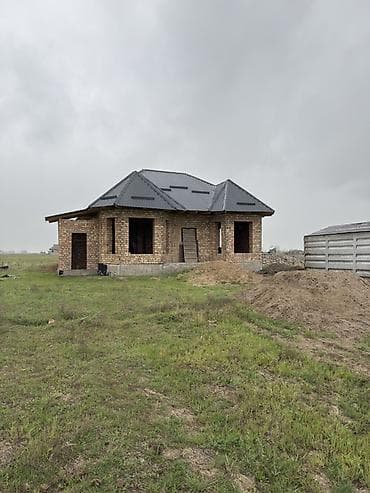 Кирпичный дом (коробка) с мансардной кровлей на участке. - Материал