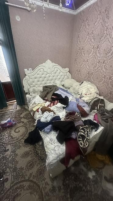 спальный гарнитур кровать тумбы и комод: Спальный гарнитур, Б/у, Двуспальная кровать, Шкаф, Трюмо, МДФ, цвет - Бежевый — 3