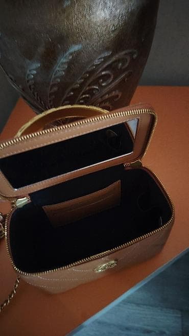 косметички: Сумка-кейс Chanel в стиле vanity case, карамельного оттенка. - кожа — 2