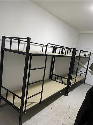 bunk bed: Двухъярусные кровати с металлическим каркасом осталась последняя, одна — 1